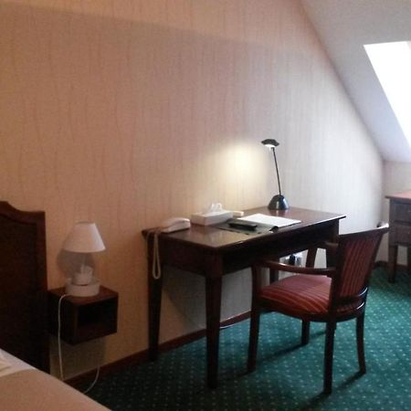 Hotel De La Cloche Dole Bagian luar foto